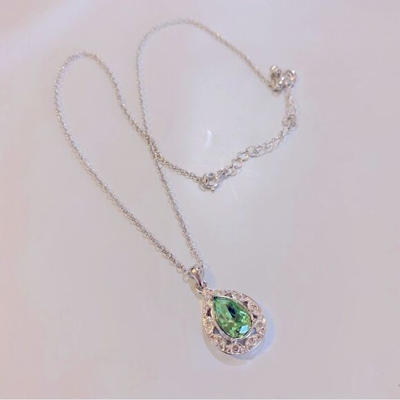 NRT Green Glass Pendant Necklace on Silver Tone Chain 15” w/ Extender 18” - Picture 1 of 7